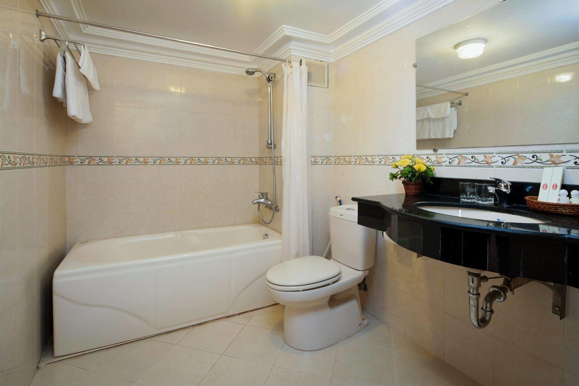 Lucky 3 Hotel & Travel Hanoi Exterior photo